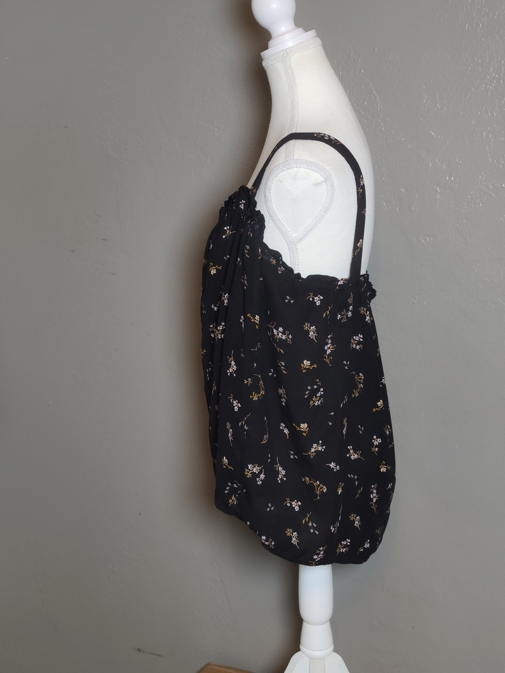 H&M Black Floral Cute Stylish Womens Wide Strapped Blouse Size 12 Ruffle Edge - Picture 3 of 8
